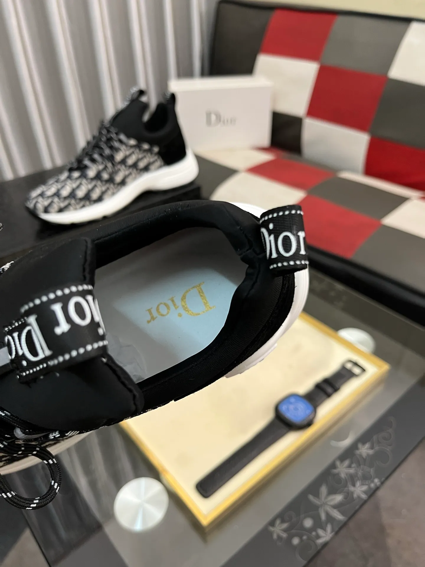 Men's Men's Shoes💰440⌚️⌚️ Dior's casual and sporty style combines the elements of dad's bag-soled shoes, successfully breaking through the dad shoe style that has been on the streets in recent years, and becoming a beautiful landscape in luxury goods. The fabric is high mercerized with breathable mesh, and the mesh on both sides of the shoe is made of three layers of composite technology. The bottom process uses package molding fabrics: imported high mercerized 🐂 cowhide stitching with original customized D-shaped mesh code number: 38-443️⃣Colors available